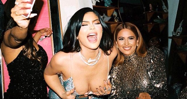 Kylie Jenner yılbaşında fena dağıttı! Göğüslerini elleriyle saklamak zorunda kaldı