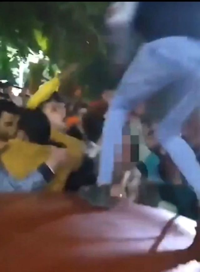 Mısır'dan iğrenç video! Bir grup erkek aralarına aldıkları kadını taciz ettiler