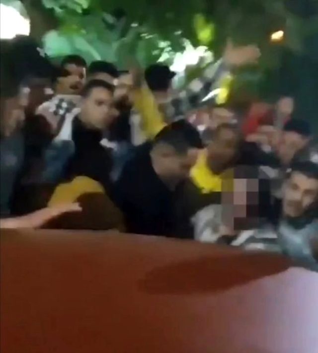 Mısır'dan iğrenç video! Bir grup erkek aralarına aldıkları kadını taciz ettiler