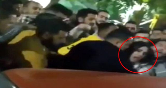 Mısır'dan iğrenç video! Bir grup erkek aralarına aldıkları kadını taciz ettiler