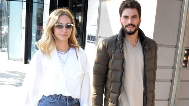 Akın Akınözü sevgilisi Sandra Pestemalciyan ile uçakta dudak dudağa görüntülendi