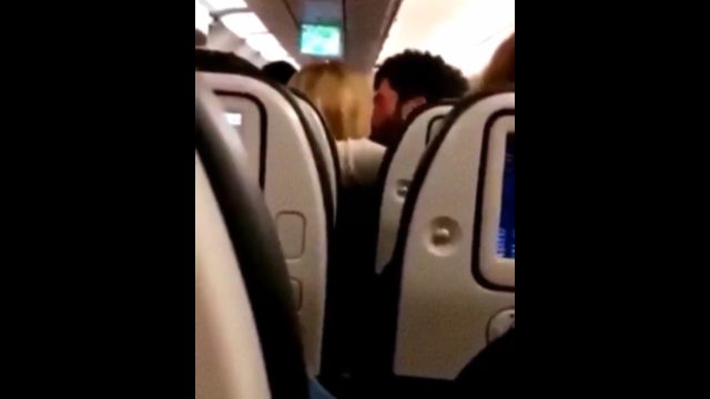 Akın Akınözü sevgilisi Sandra Pestemalciyan ile uçakta dudak dudağa görüntülendi