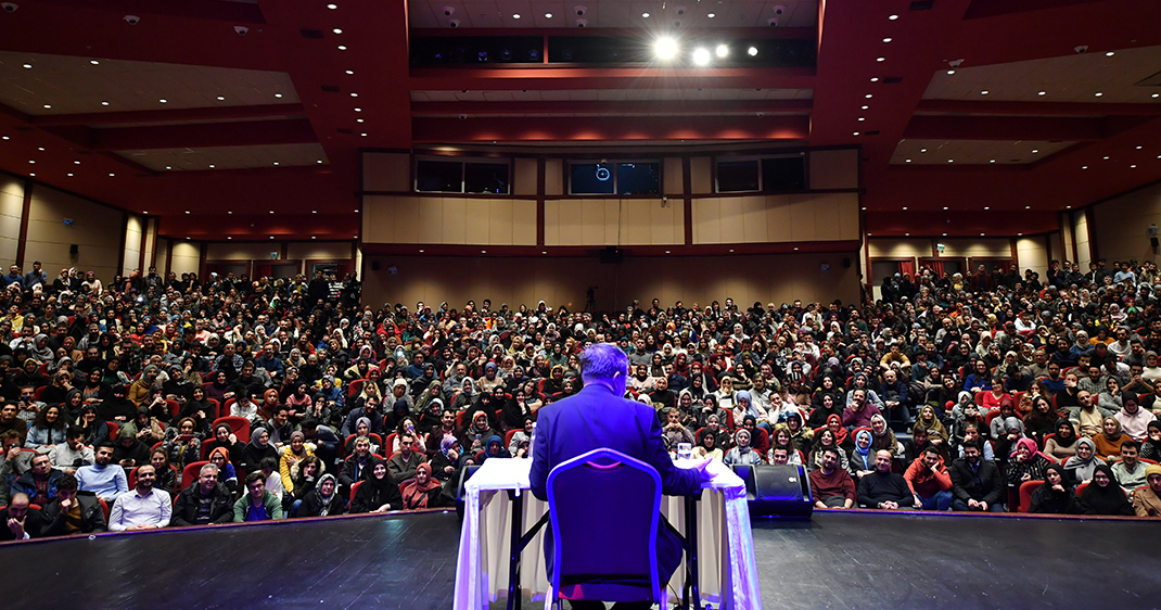 Üsküdar'da ünlü yazar Hayati İnanç söyleşisi çok konuşuldu
