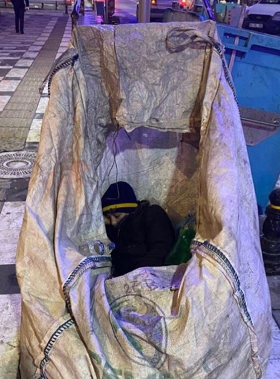 Gebze'de yürek burkan görüntü! Soğuk havada kağıt arabası içinde uyudu (ÖZEL HABER)