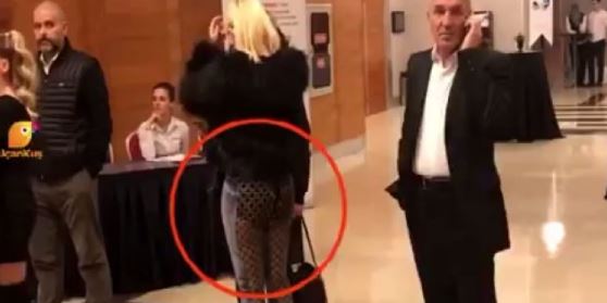 Ömür Gedik'in zor anları! Törende pantolonu yırtıldı