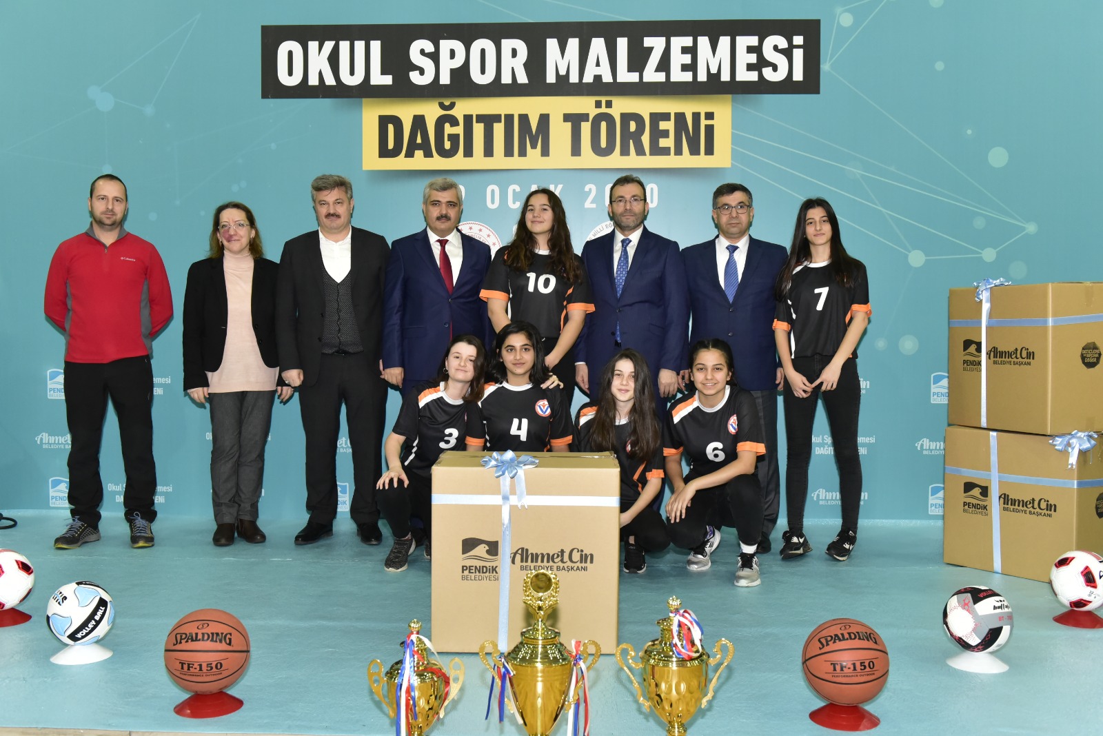 Pendik Belediyesi okullara spor malzemesi desteğine devam ediyor
