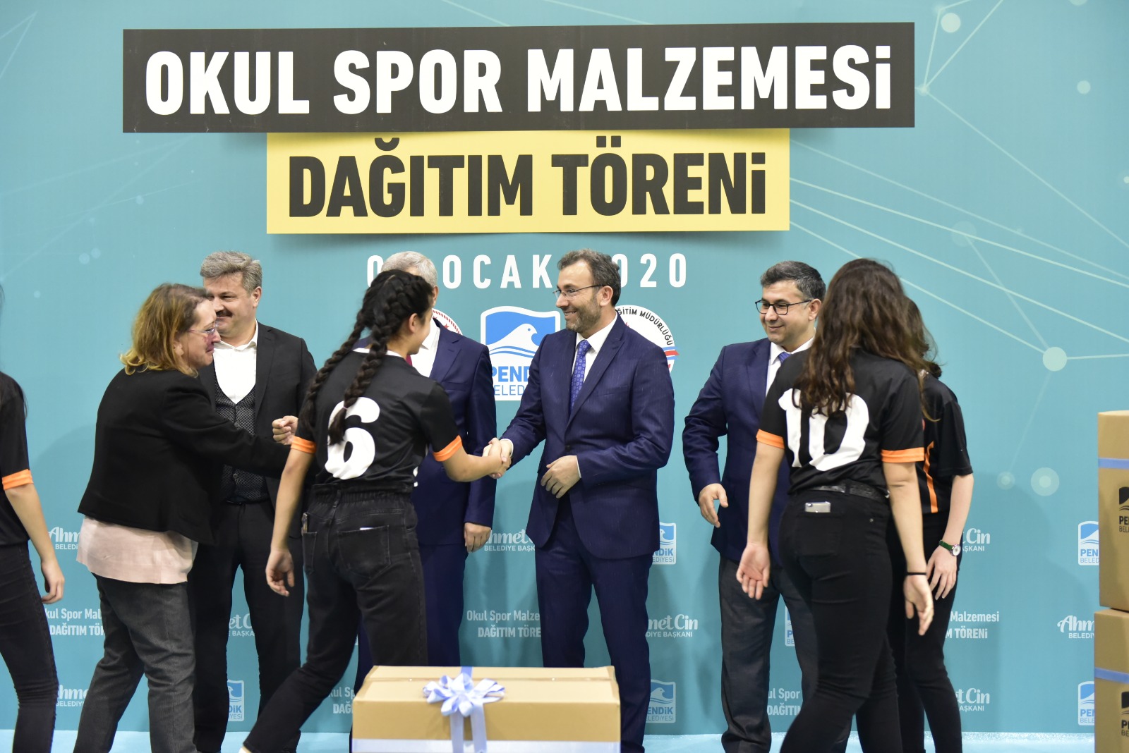 Pendik Belediyesi okullara spor malzemesi desteğine devam ediyor