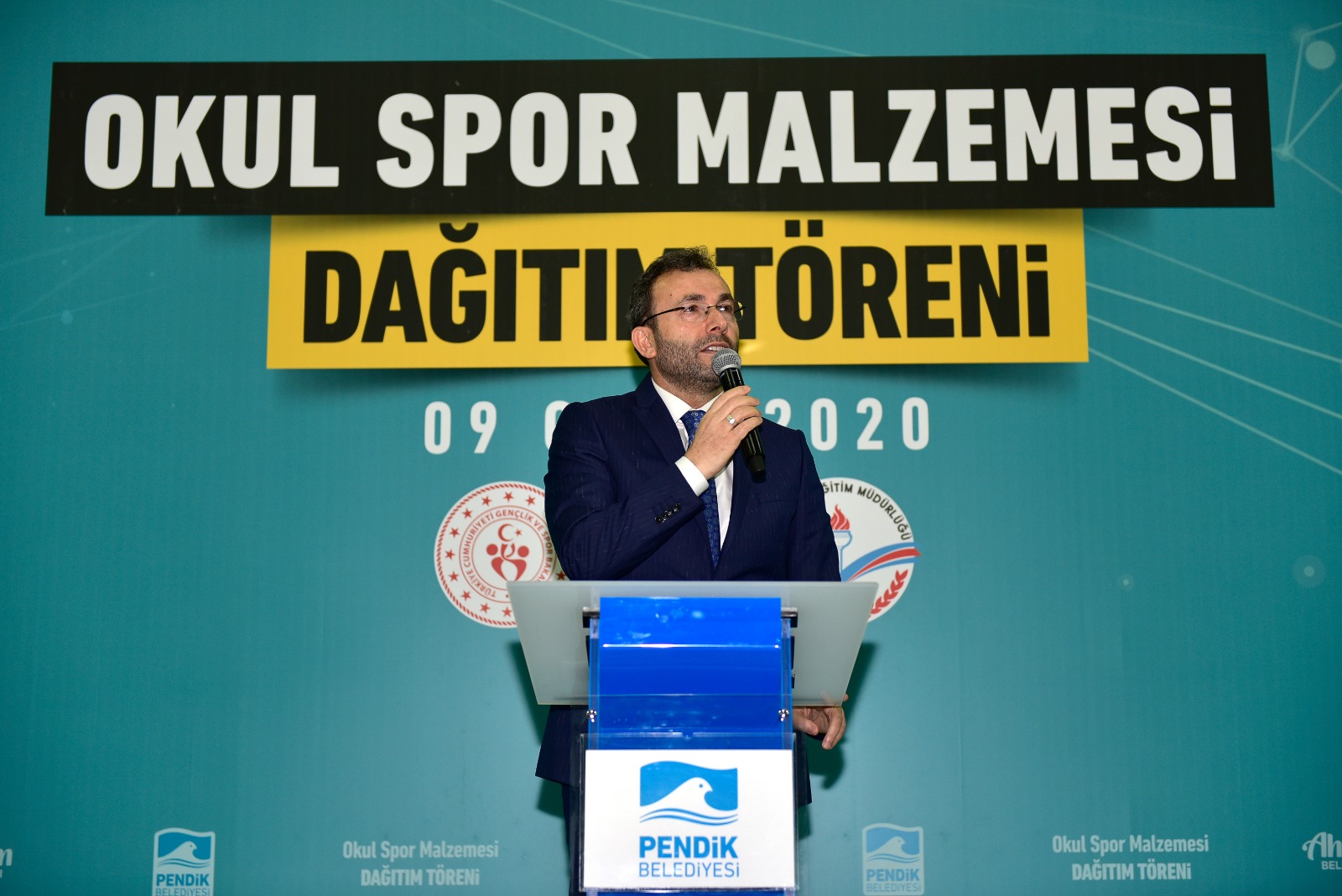 Pendik Belediyesi okullara spor malzemesi desteğine devam ediyor