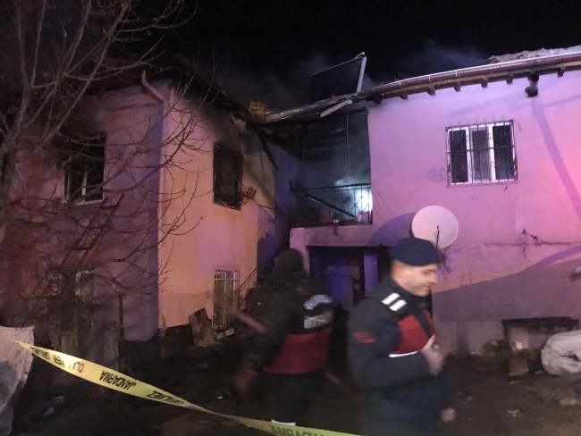 Niğde'de ev yangını: 2'si çocuk 4 ölü,3 yaralı