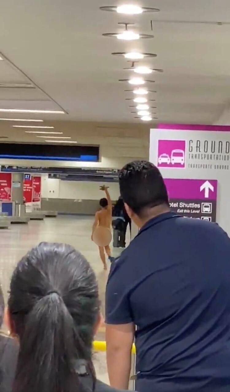 Bir anda havalimanında soyunmaya başladı!