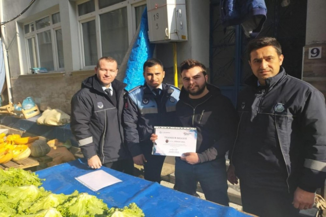 İçi para dolu çantayı bulan pazarcılara ödül