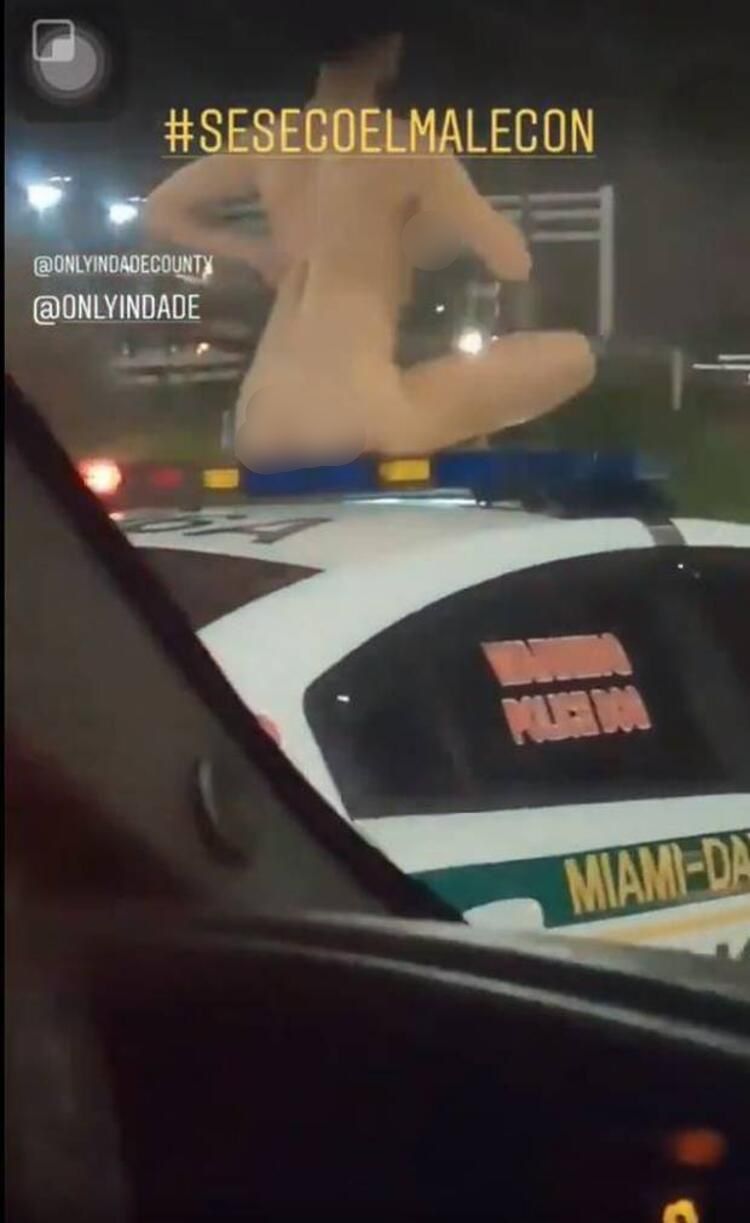 Bir anda havalimanında soyunmaya başladı!