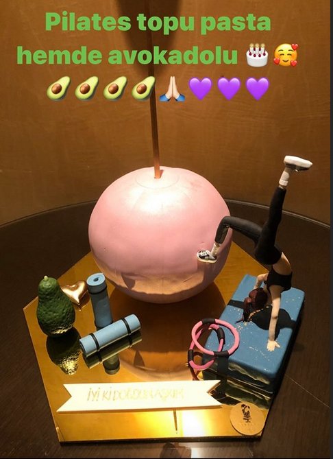 Ebru Şallı yeni yaşına plates toplu pasta ile girdi