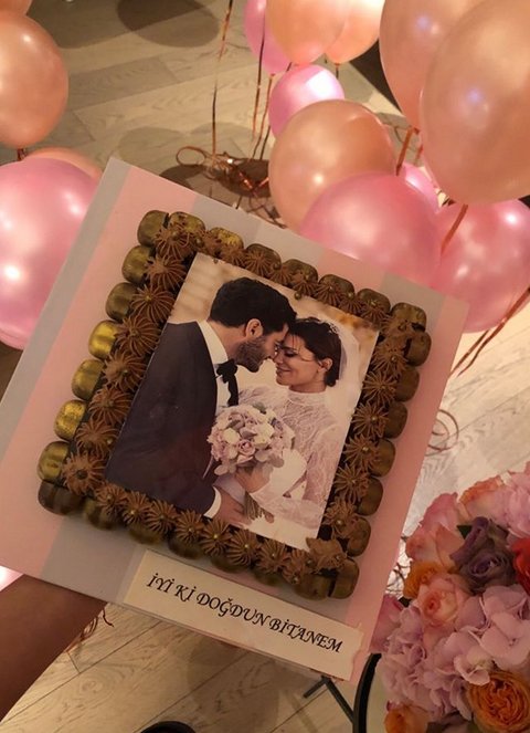 Ebru Şallı yeni yaşına plates toplu pasta ile girdi