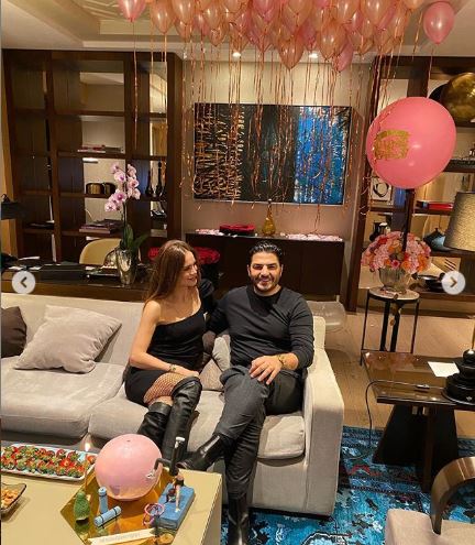 Ebru Şallı yeni yaşına plates toplu pasta ile girdi