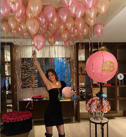 Ebru Şallı yeni yaşına plates toplu pasta ile girdi