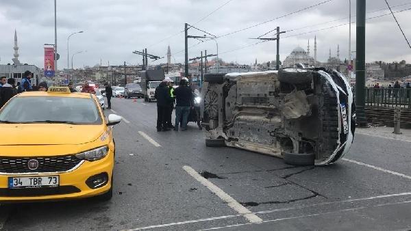 Galata Köprüsünde kaza: Otomobil yan yattı