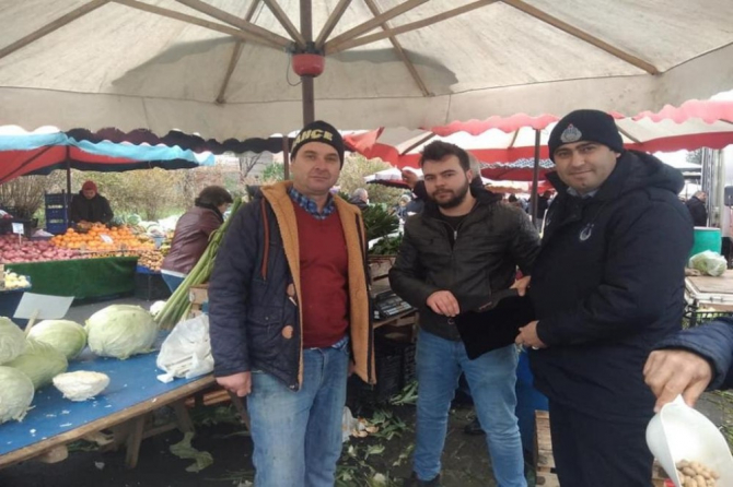 İçi para dolu çantayı bulan pazarcılara ödül