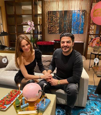 Ebru Şallı yeni yaşına plates toplu pasta ile girdi