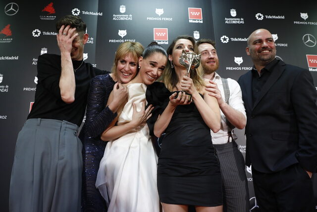 Ünlü oyuncunun canlı yayında elbisesi düştü