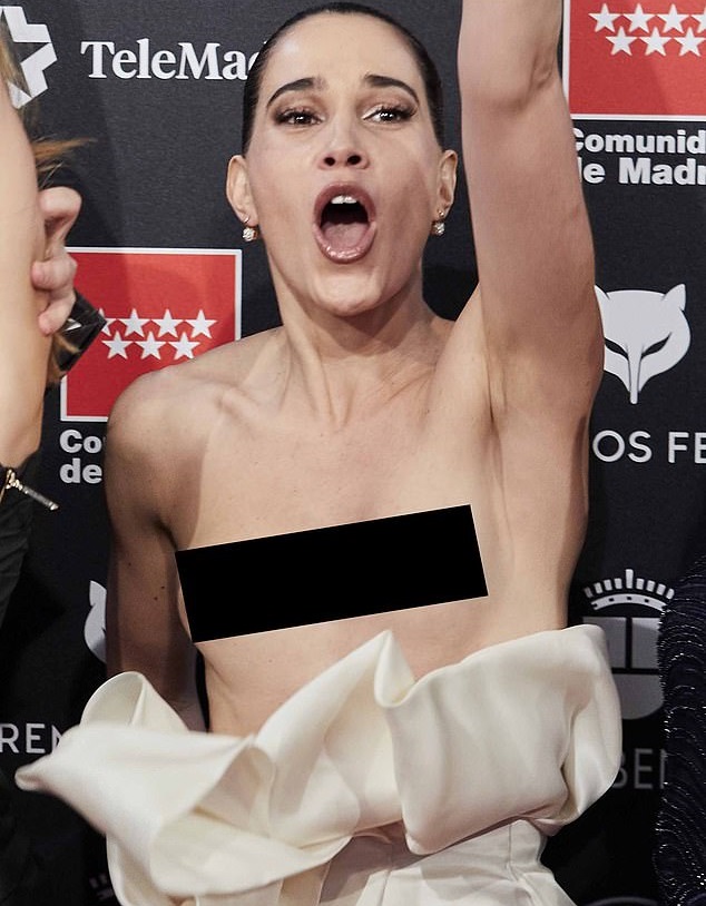 Ünlü oyuncunun canlı yayında elbisesi düştü