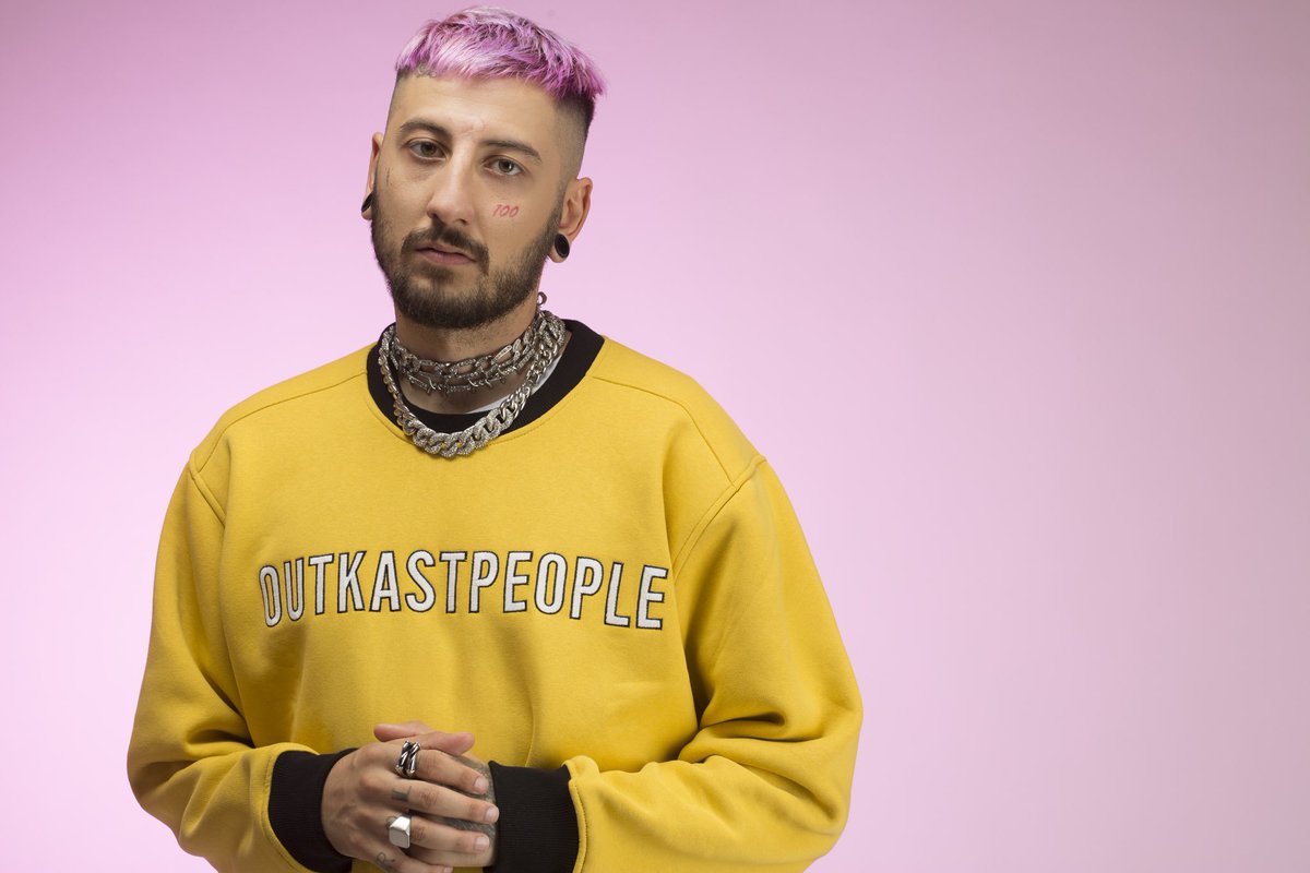 Ünlü şarkıcıdan şok hareket! Hayranının cep telefonunu alıp fırlattı