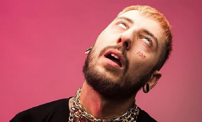 Ünlü şarkıcıdan şok hareket! Hayranının cep telefonunu alıp fırlattı