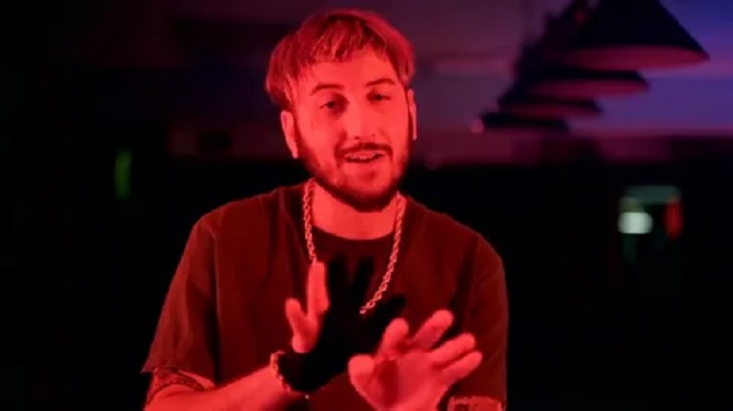 Ünlü şarkıcıdan şok hareket! Hayranının cep telefonunu alıp fırlattı