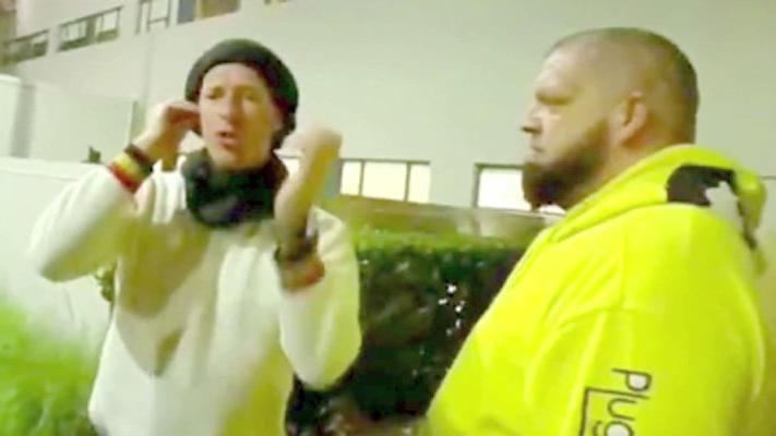 Ünlü şarkıcı imza isteyen hayranlarına küfür etti!