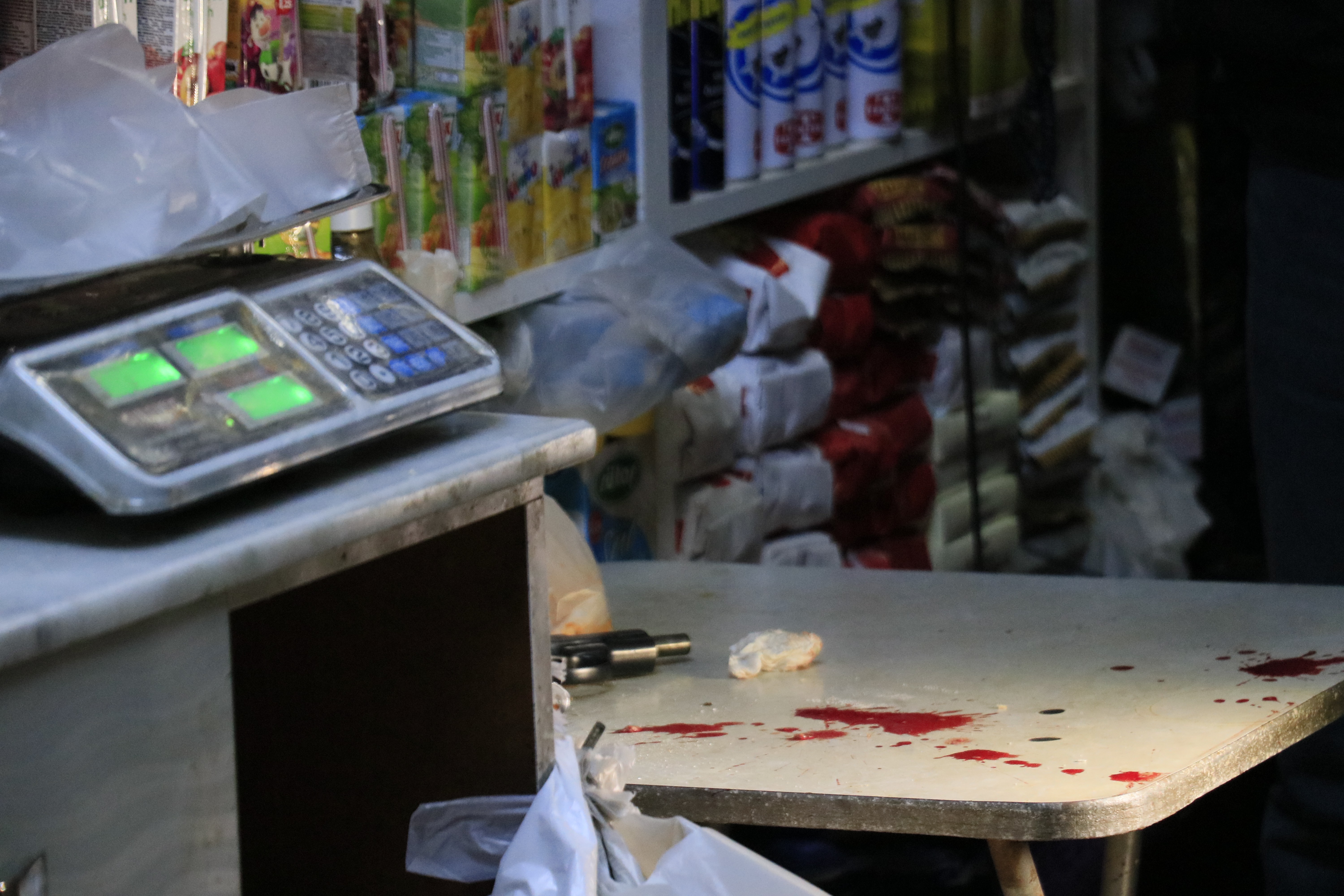 Silahıyla oynarken kazayla kendini vurdu