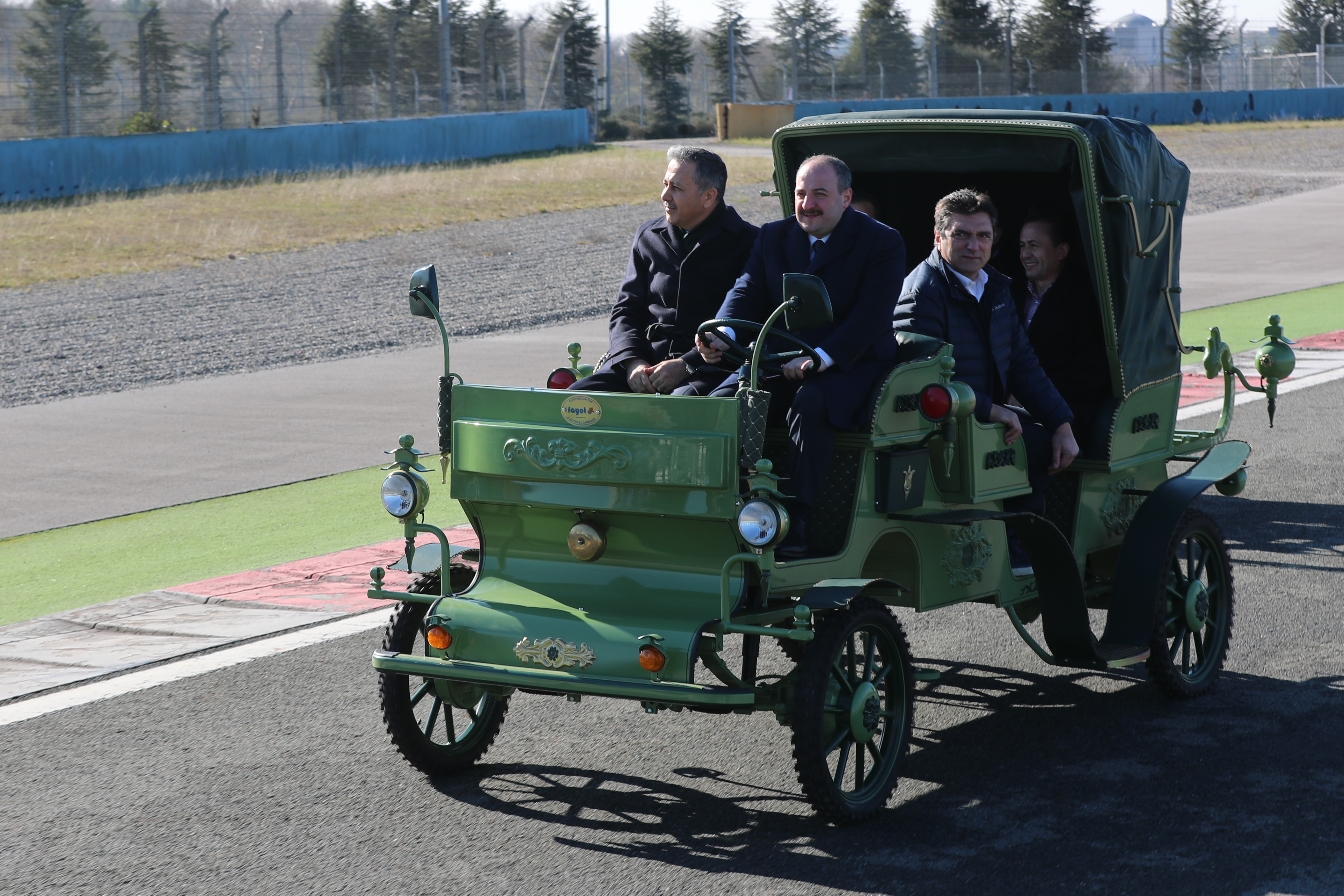Bakan Varank, elektrik faytonu test etti