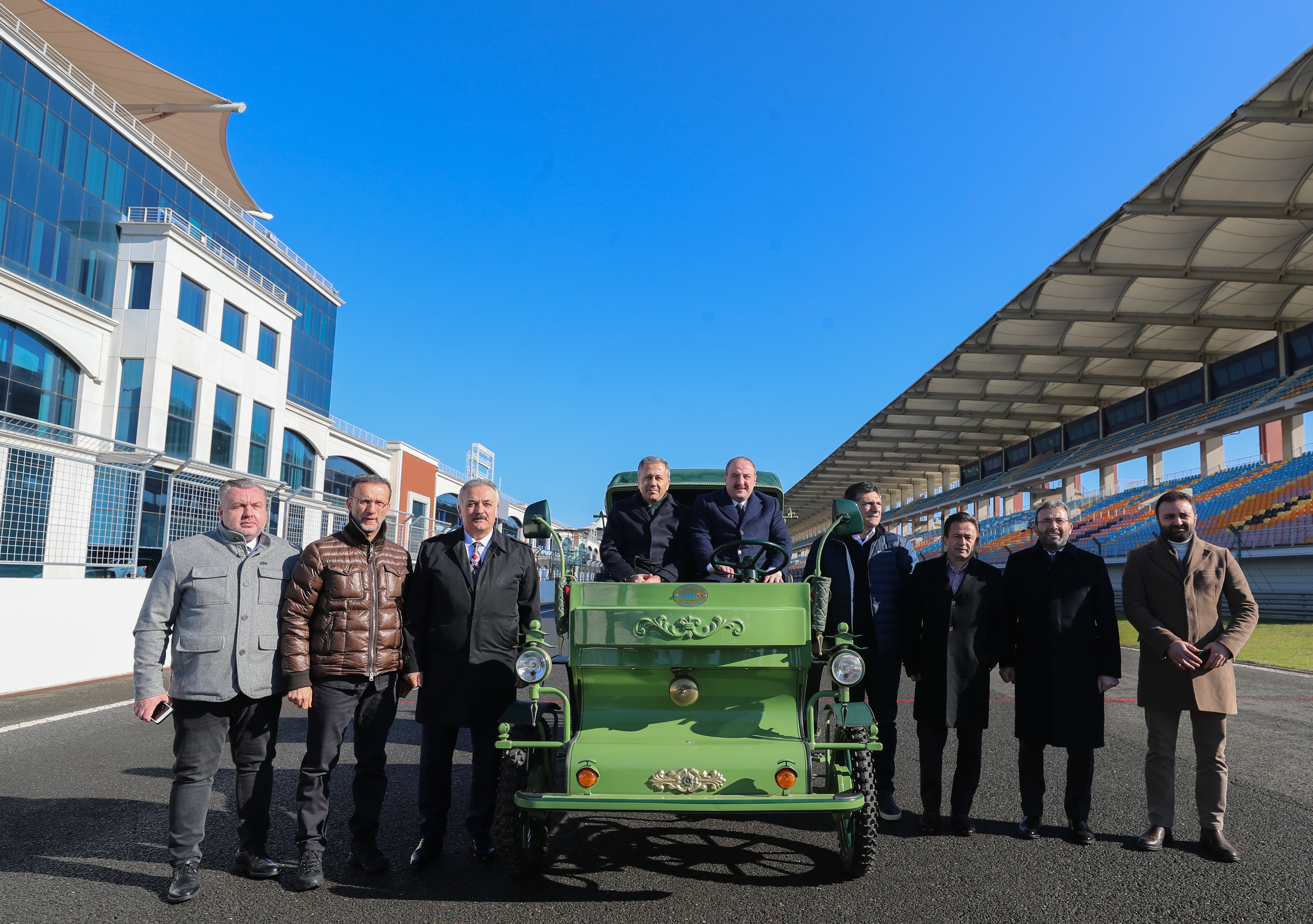 Bakan Varank, elektrik faytonu test etti