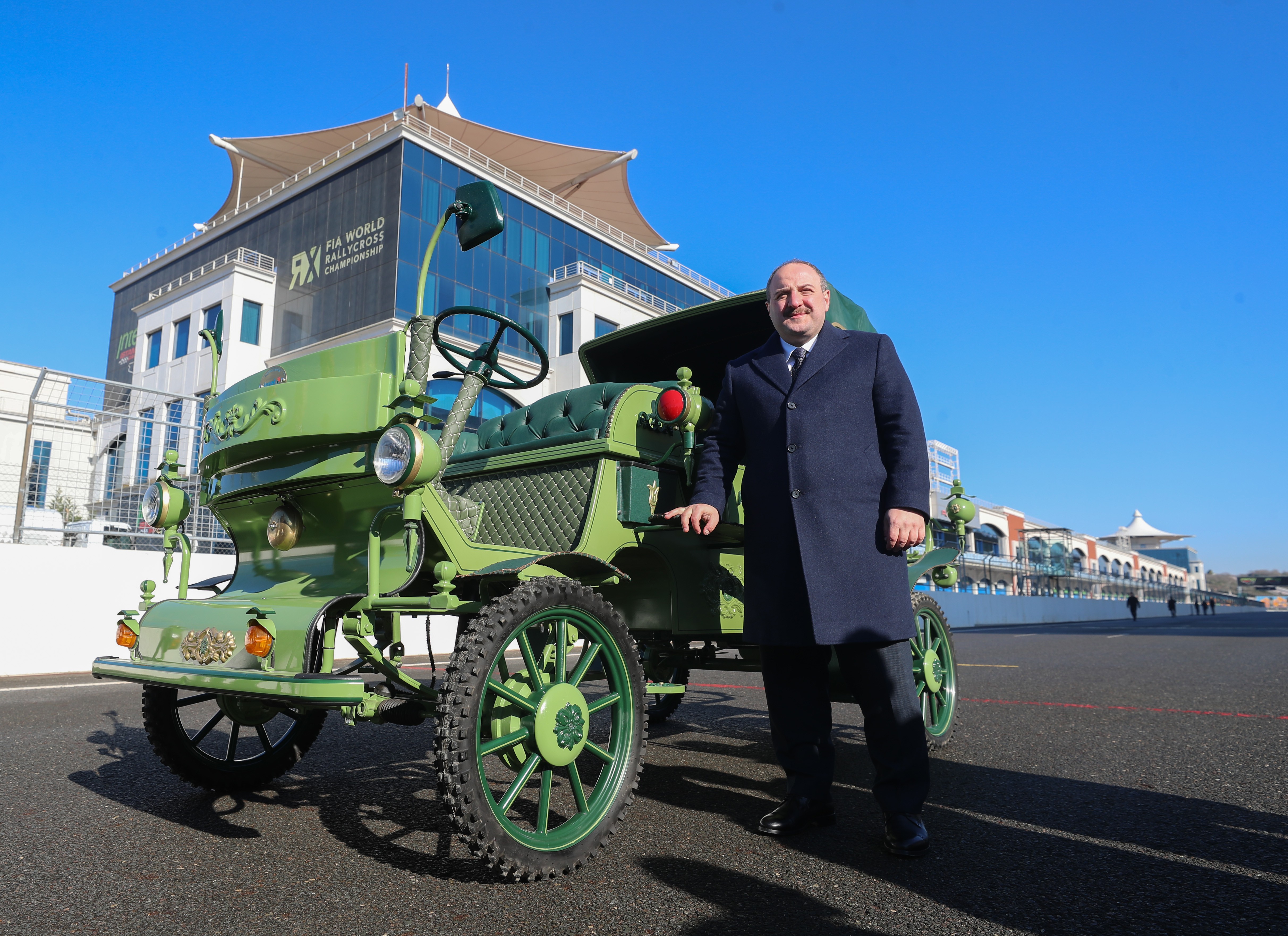 Bakan Varank, elektrik faytonu test etti