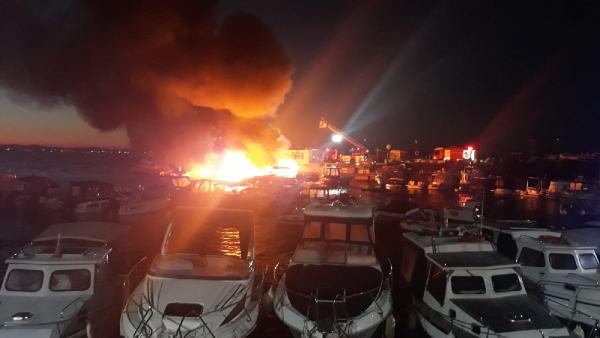 Kartal'da korkutan yangın! 6 tekne cayır cayır yandı