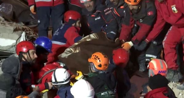 Depremden saatler sonra 2 kadın ve 1 çocuk enkazdan sağ kurtarıldı