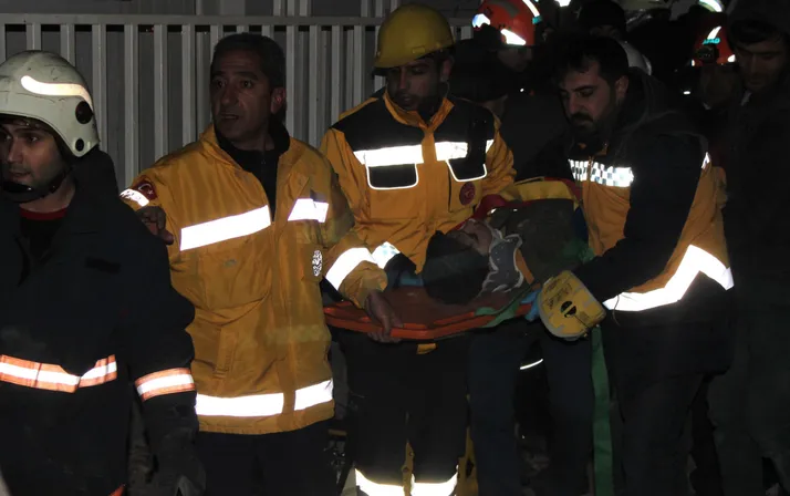 Depremden saatler sonra 2 kadın ve 1 çocuk enkazdan sağ kurtarıldı