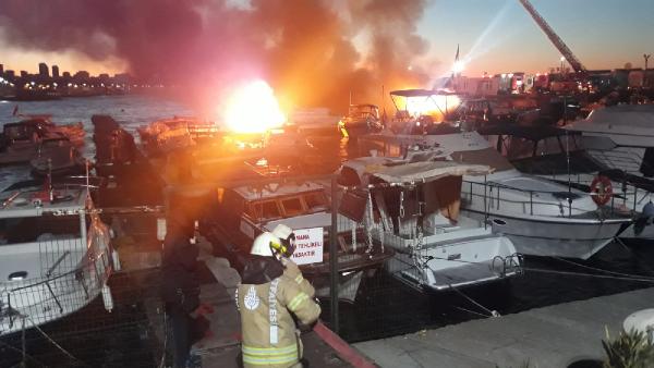 Kartal'da korkutan yangın! 6 tekne cayır cayır yandı