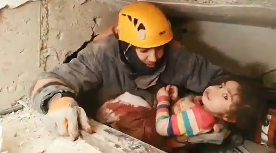 Göçük altından çıkarılan 2,5 yaşındaki çocuk 24 saat sonra kurtarıldı!