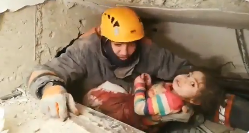 Göçük altından çıkarılan 2,5 yaşındaki çocuk 24 saat sonra kurtarıldı!