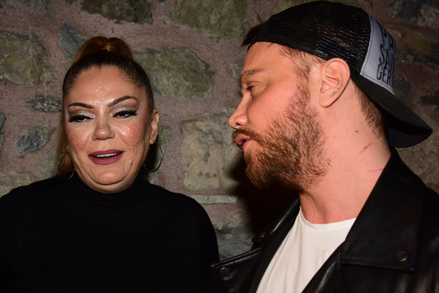 Şarkıcı İzel albüm için ameliyatını erteledi