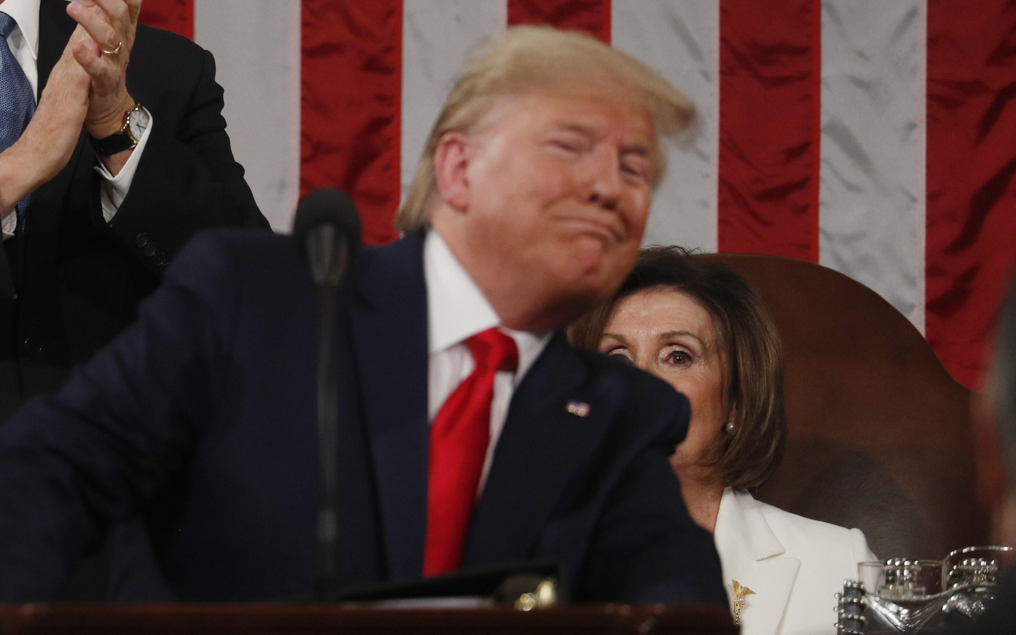 Trump konuşurken gergin anlar: Konuşma metnini böyle yırttı!