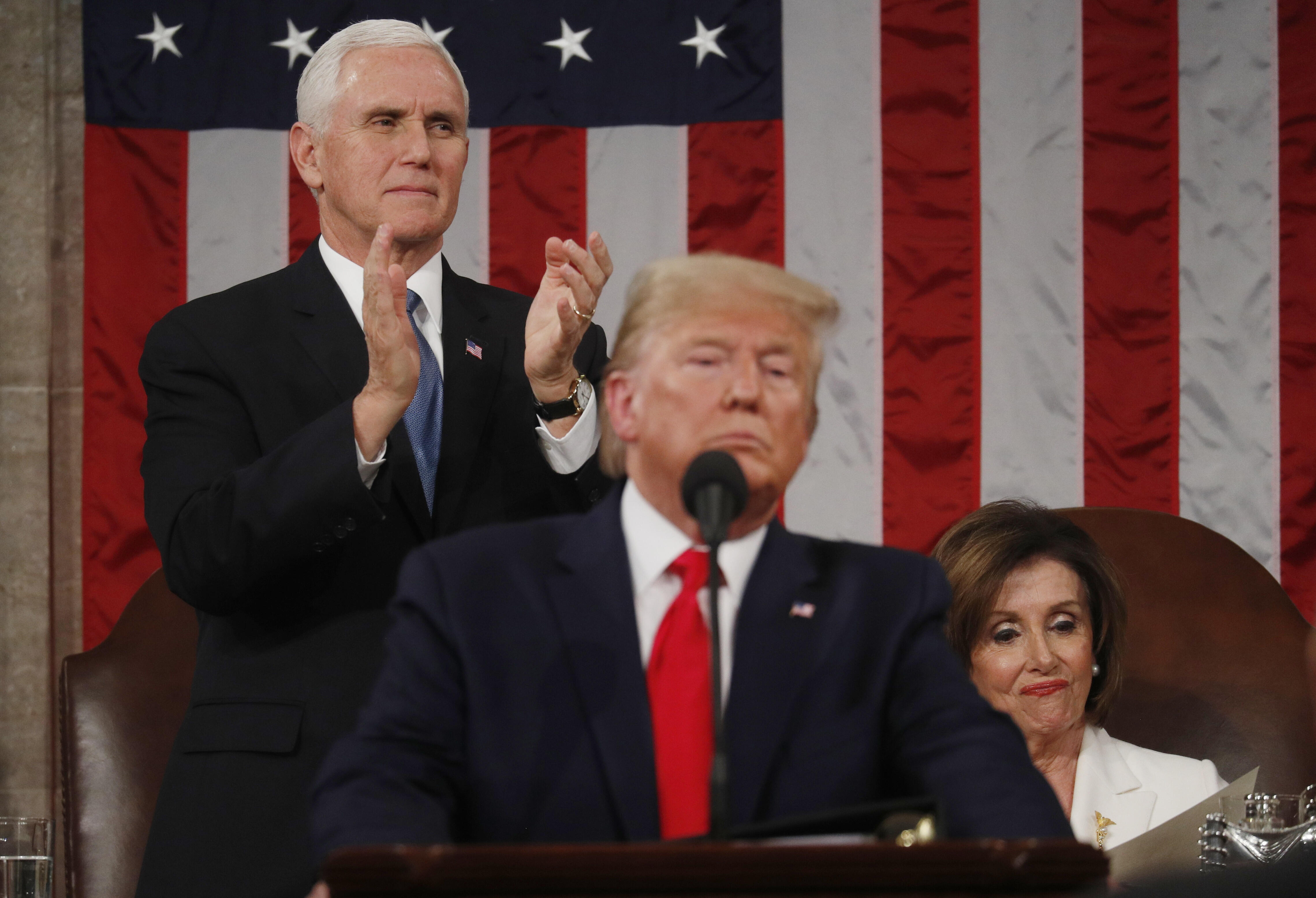 Trump konuşurken gergin anlar: Konuşma metnini böyle yırttı!