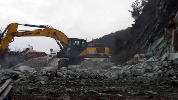 Bolu'de heyelan yolları kapattı
