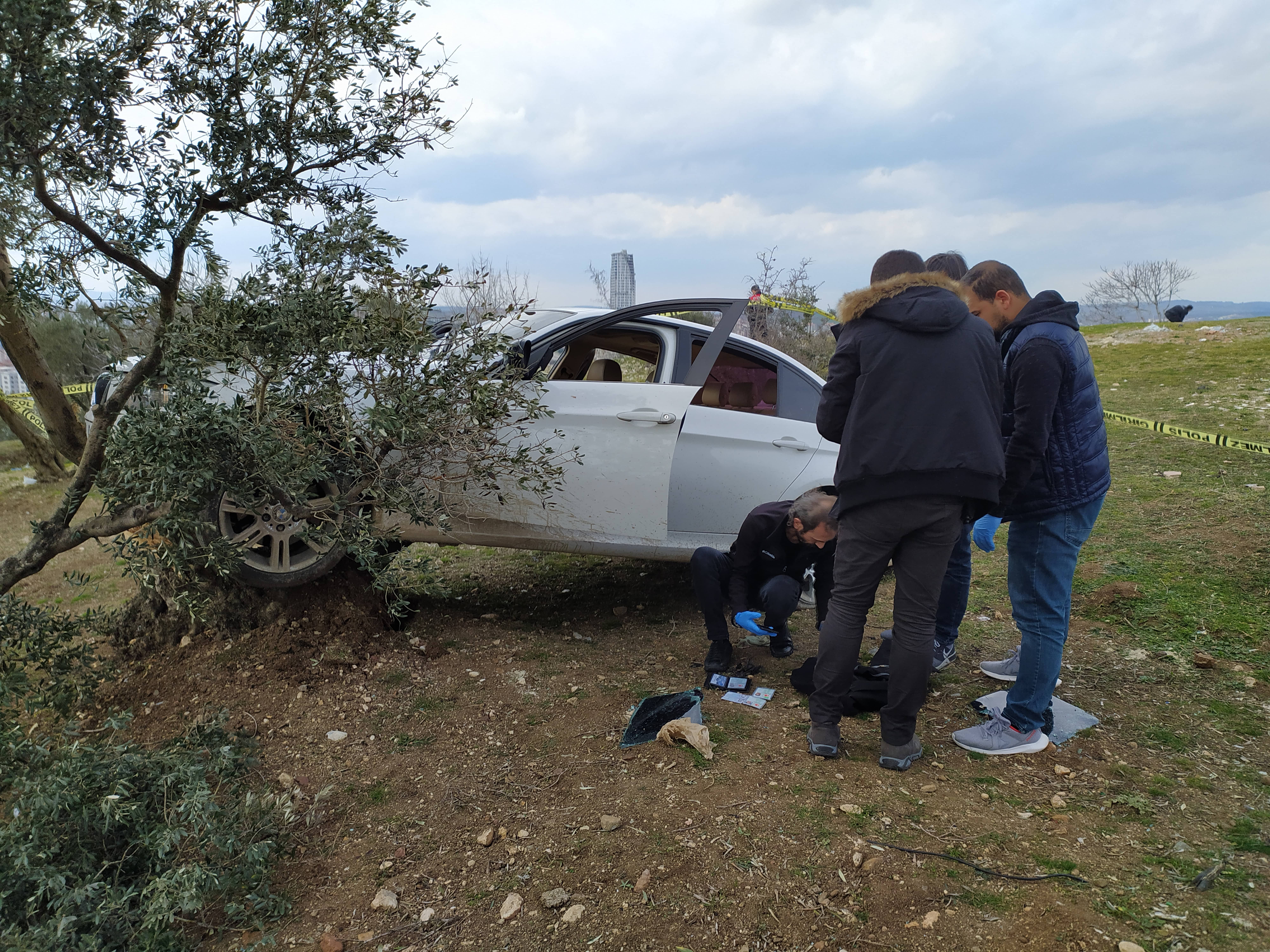 Polis memurunu aracını çalan kişiye kurşun yağdırdı