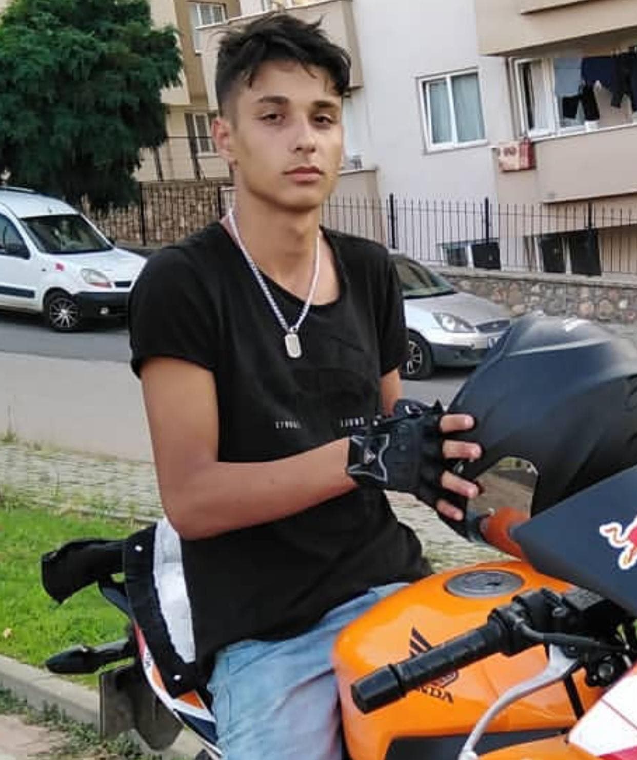 Polis memurunu aracını çalan kişiye kurşun yağdırdı