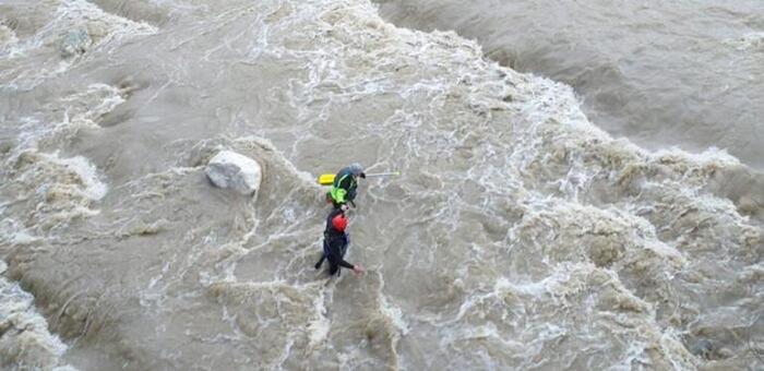 Heyelandan dereye yuvarlanan operatörün tişörtü bulundu
