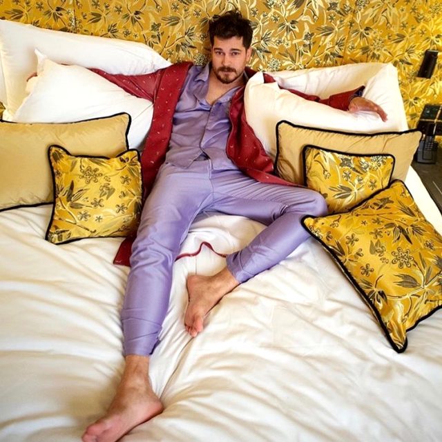 Çağatay Ulusoy Youtube'da şarkıcı oluyor