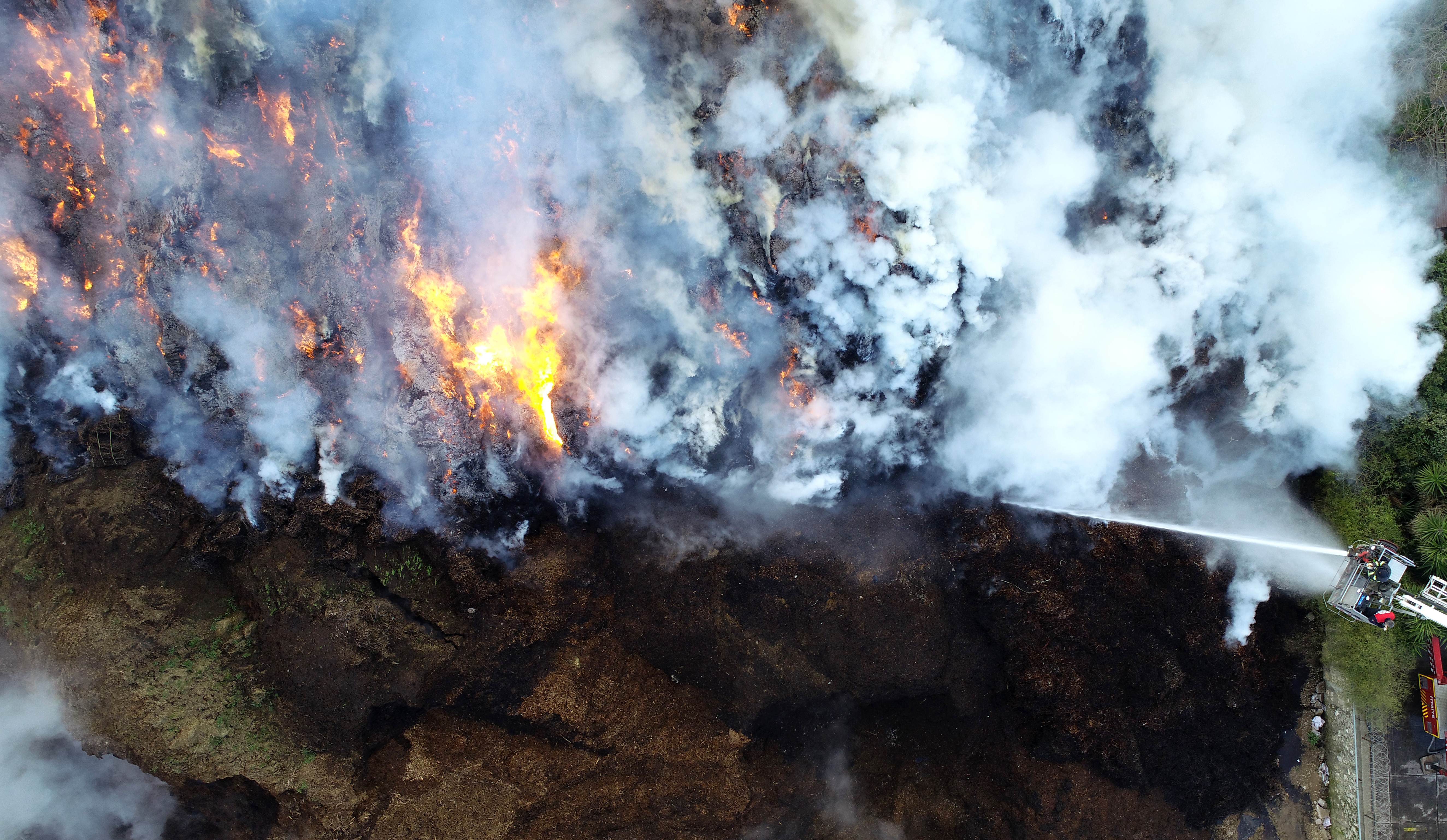 Adana'da fabrika yangını 15 saattir söndürülemedi