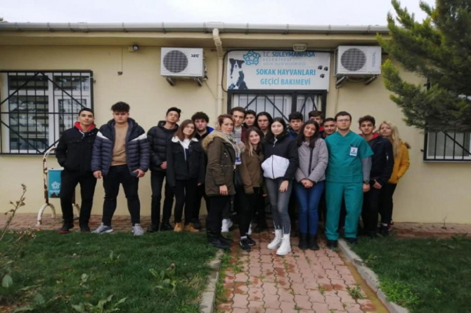 Öğrenciler hayvan sevgisini bakımevindeki hayvanlarla pekiştirdi