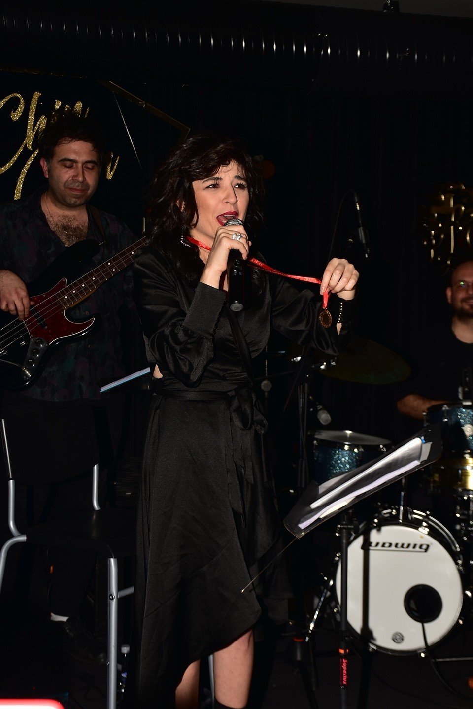 Gonca Vuslateri'ye boşanma tesellisi olarak hayranından 'Tam altın'